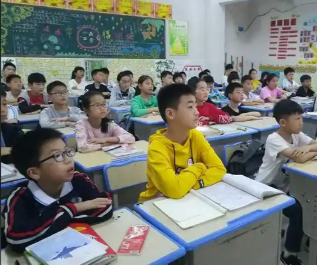 教育更深层次的命题同体认识专题教室里学生们正专心地看着屏幕 教育更深层次的命题同体认识专题教室里学生们正专心地看着屏幕